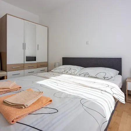 Family House With Swimming Pool Apartman Novi Vinodolski