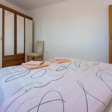 Apartman Family House With Swimming Pool Novi Vinodolski