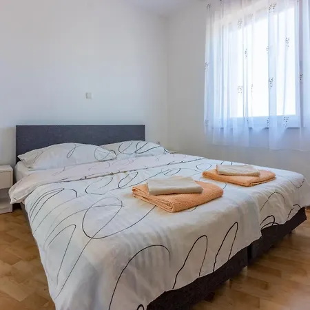 Family House With Swimming Pool Apartman