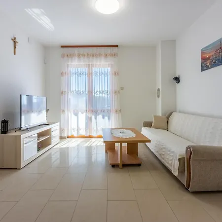 Family House With Swimming Pool Apartman Novi Vinodolski