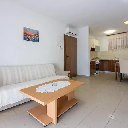 Family House With Swimming Pool Apartman *