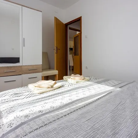 Family House With Swimming Pool Apartman Novi Vinodolski