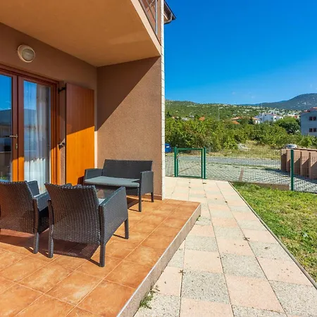 Family House With Swimming Pool Apartman Novi Vinodolski