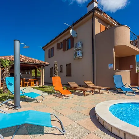 Family House With Swimming Pool *
