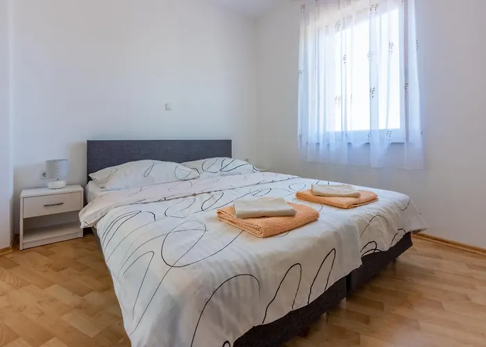Family House With Swimming Pool Apartament