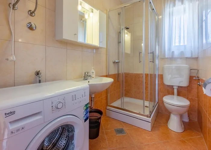 Family House With Swimming Pool Apartament