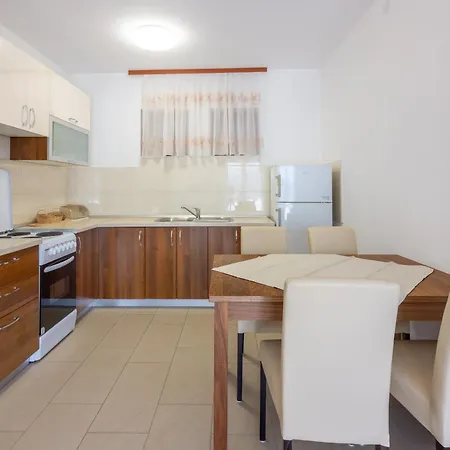 Family House With Swimming Pool *