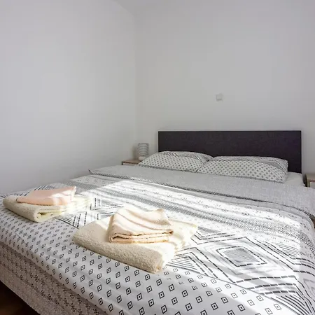 Apartment Family House With Swimming Pool *