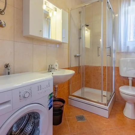 Family House With Swimming Pool Apartment