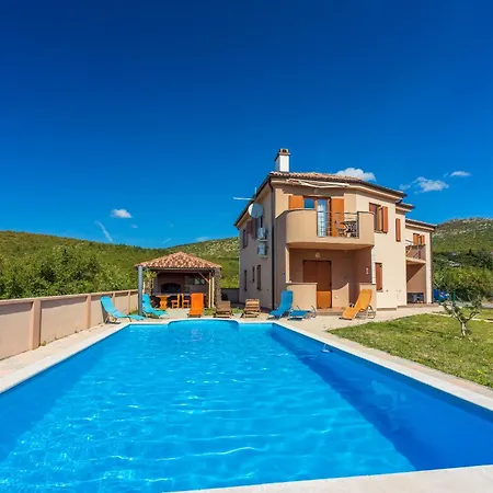 Family House With Swimming Pool Novi Vinodolski