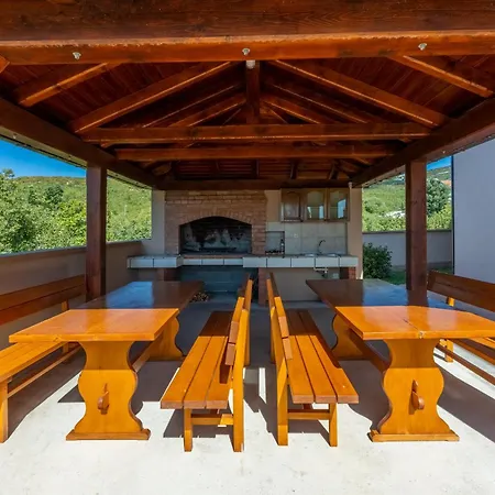 아파트 Family House With Swimming Pool
